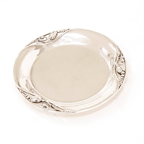 Set of 6 Gerog Jensen Blossom coasters, sterlingsilver. Period 1925-32. #2A. One 
mounted with small feeds. D: 13cm