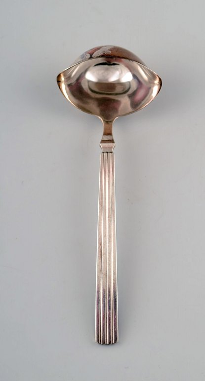 Georg Jensen sølvbestik  Bernadotte sølvbestik Georg Jensen
Bernadotte, Georg Jensen sølvbestik. Bestikmønster nr. 9 Bernadotte 
sterlingsølv 925. 
Sovseske, længde 19 cm.