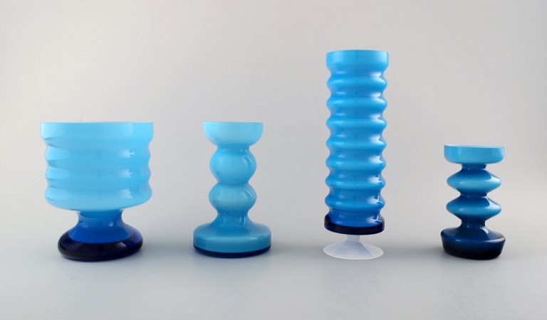 Samling svensk kunstglas, 4 turkise vaser i moderne design.