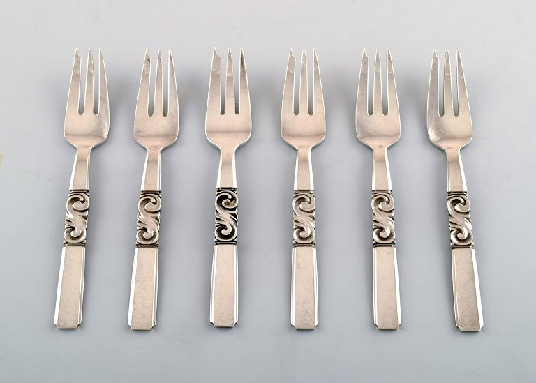 Georg Jensen. Cutlery, Scroll no. 22, hammered Sterling Silver consisting of: 6 
cake forks.