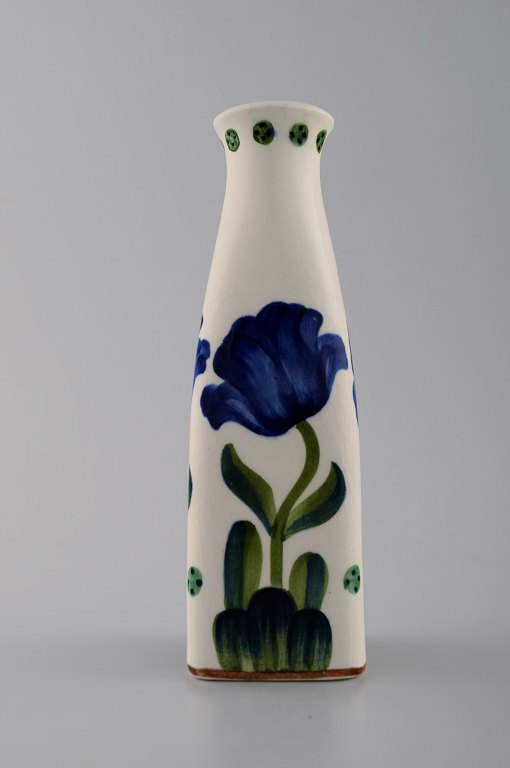 Aluminia fajance vase, håndmalet med blomstermotiver. 
