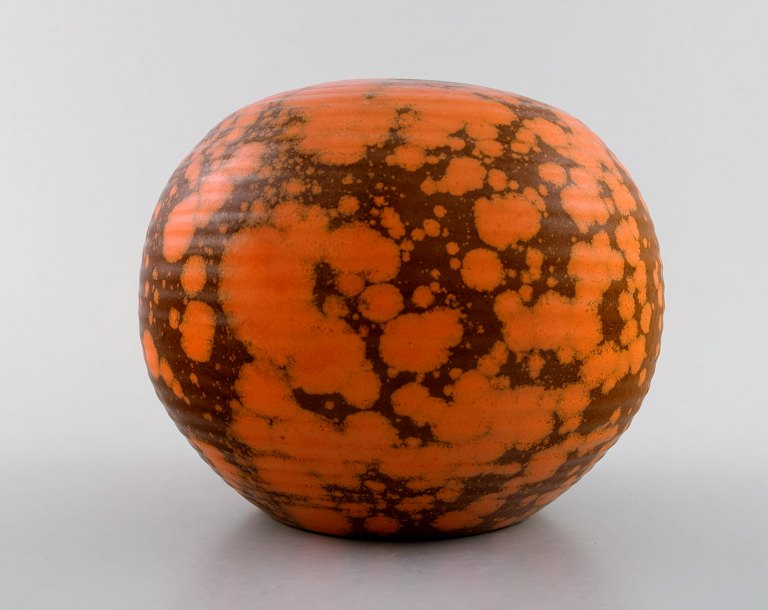 Kähler, Denmark, Svend Hammershoi, glazed stoneware vase.