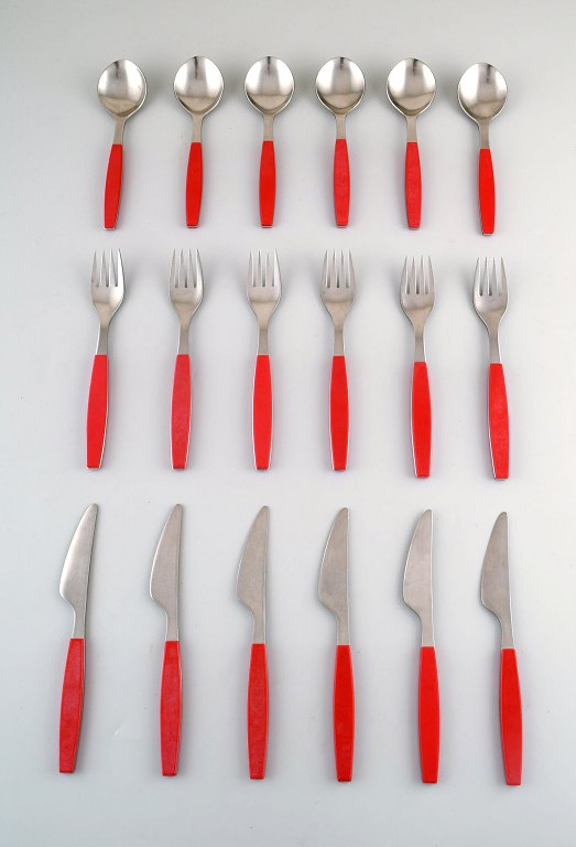 Henning Koppel. Complete 6-person dinner service. Strata cutlery in stainless 
steel and red plastic. Manufactured by Georg Jensen.
