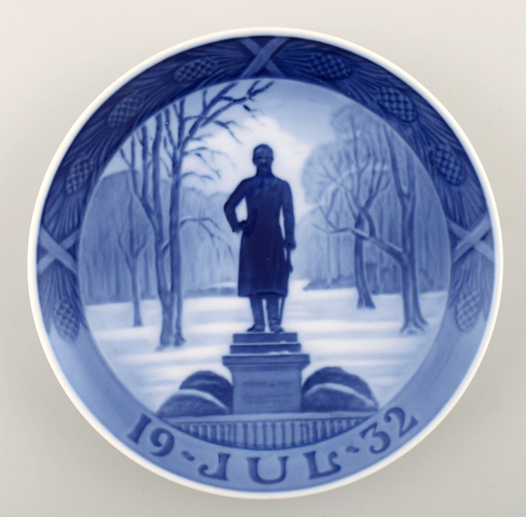 Royal Copenhagen, Christmas plate from 1932.
