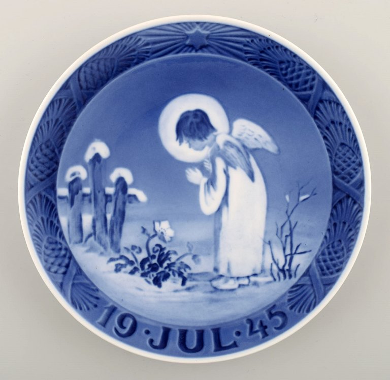 Royal Copenhagen, Christmas plate from 1945.
