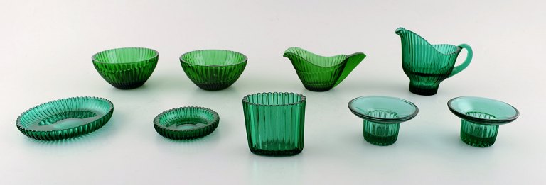 Arthur Percy for Nybro Sweden. Collection of green art glass. 9 pieces, 2 pairs 
of candle sticks, creamers, etc.