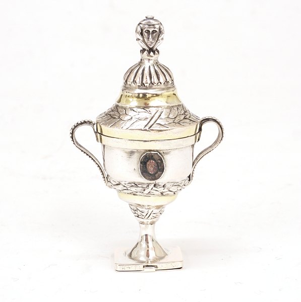 Hans Jacob Balzer, Flensburg, Northgermany: A vinaigrette of partly gilt silver. 
H: 11cm. W: 58,7gr