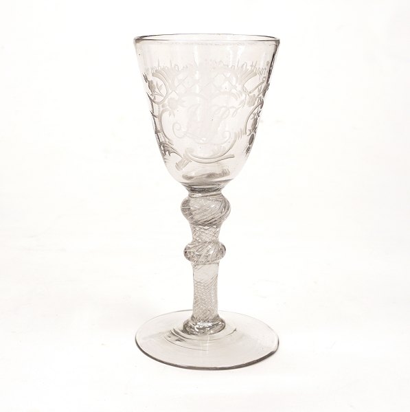 Norsk Chrystaldesert glas med graveringern. Forrest  monogram "HLS". Bagside med 
drikkevers "Godt glas vin - En glæden min". Nøstetangen ca. år 1760-70. H: 
16,5cm