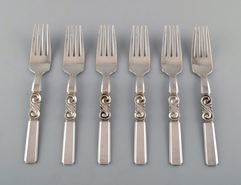 Georg Jensen. Bestik, Saga nr. 22, hammerslået Sterlingsølv bestående af: 6 
middagsgafler.