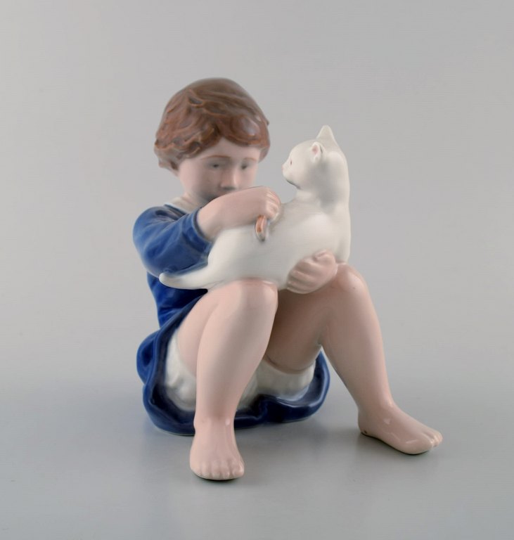 Sjælden Royal Copenhagen Figur, pige med kat.

