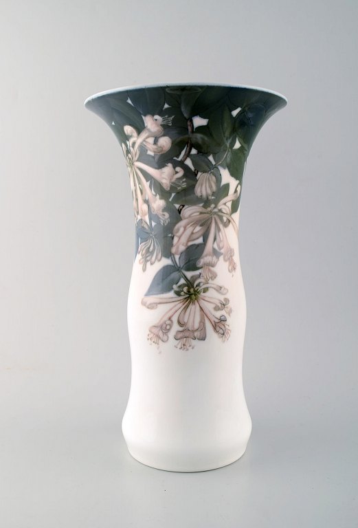 Stor Royal Copenhagen art nouveau vase dekoreret med liljer. 
