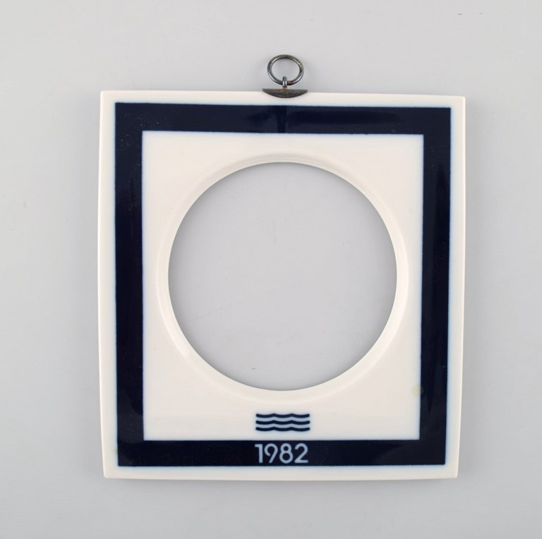 Royal Copenhagen annual frame from 1982 (large) with hanger in sterling silver 
by A. Michelsen.
