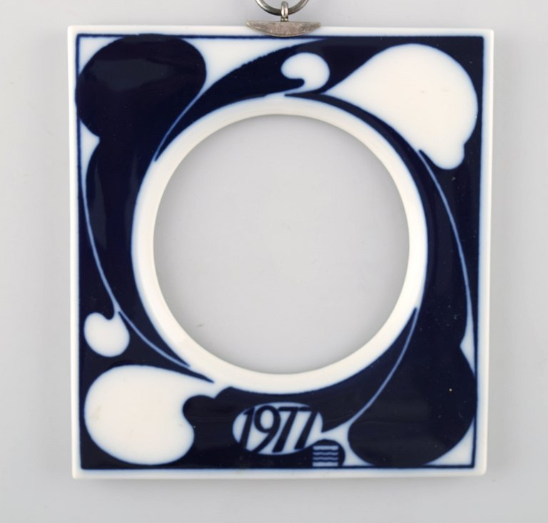 Royal Copenhagen annual frame from 1977 (small) with hanger in sterling silver 
by A. Michelsen.
