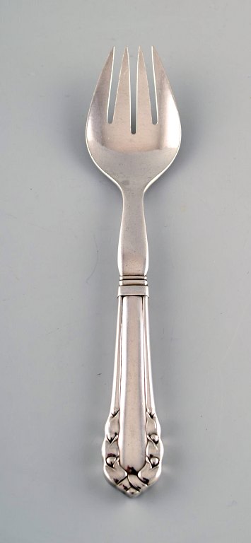 Georg Jensen "Liljekonval" serveringsgaffel i helsølv. 1933-1944. 
