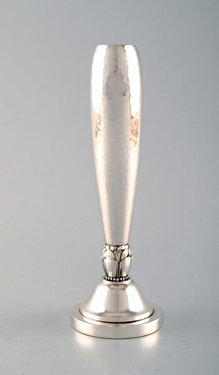 Georg Jensen art deco vase i hammerslået sterlingsølv.  Designet af Harald 
Nielsen.  
