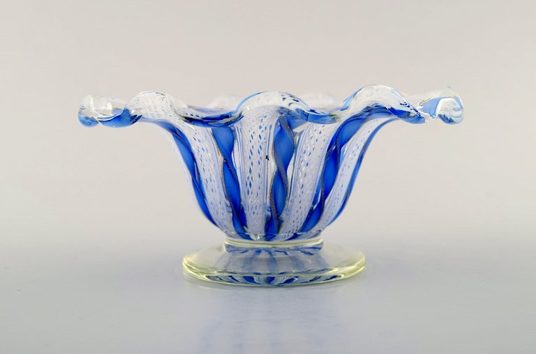 "Zanfirico" Murano, blå skål på fod i mundblæst kunstglas, 1960´erne. 
