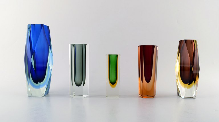 Samling på 5 "Sommerso" Murano vaser i mundblæst kunstglas, 1960´erne. 
