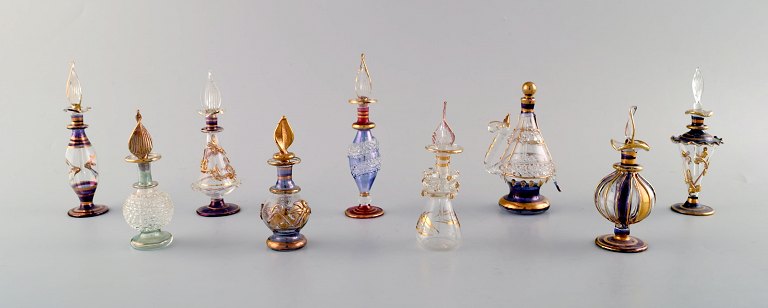 Large collection of Italian flacons in mouth blown art glass. Partially colored 
glass decorated with gold leaf. 1930 / 40