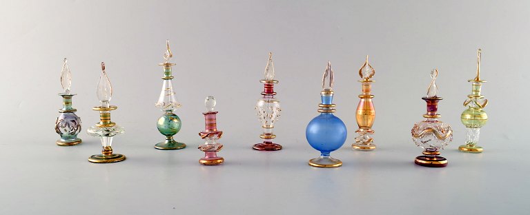 Stor samling af italienske flakoner i mundblæst kunstglas. Delvist farvet glas 
dekoreret med bladguld. 1930/40