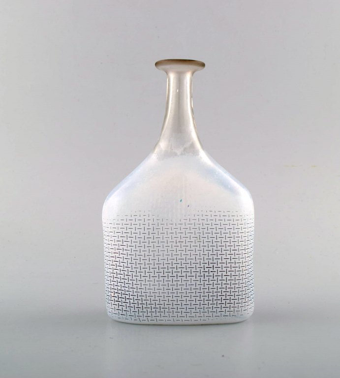 Bertel Vallien for Kosta Boda. Vase / flaske i lyseblåt mundblæst kunstglas. 
Svensk design 1980