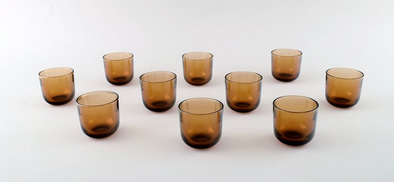Kaj Franck (b. 1911, b. 1989). 10 "Fasetti" vodka/shot glasses in smoke colored 
mouth blown artificial glass. 1960
