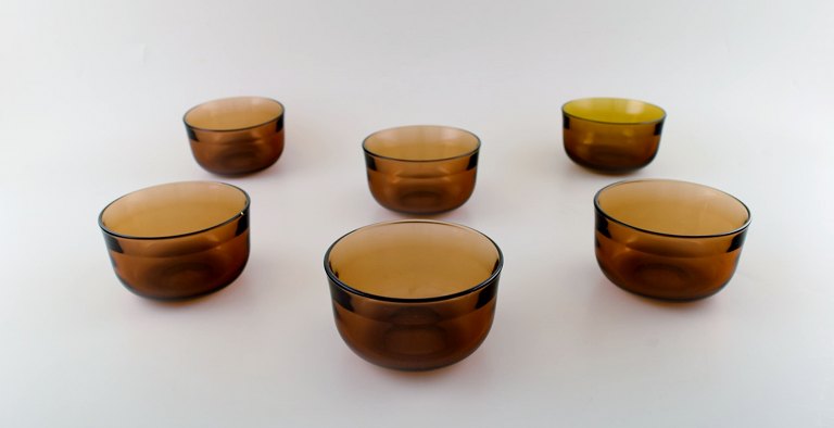 Kaj Franck (b. 1911, b. 1989). 6 "Fasetti" bowls in light brown mouth blown 
artificial glass. 1960