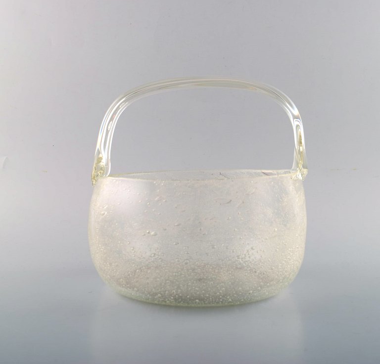 Skandinavisk kunstglas. Kurv med hank i klart mundblæst kunstglas med bobler. 
Ca. 1970.
