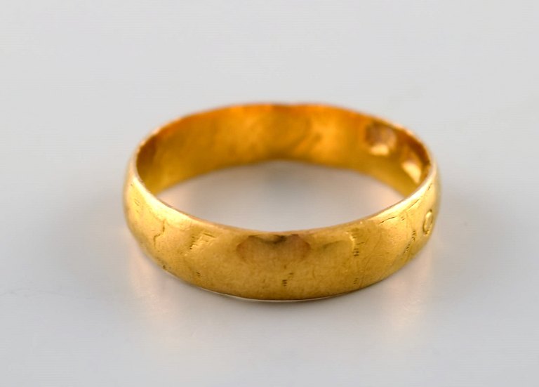 Svensk guldsmed. Klassisk ring af 22 karat guld. 1900-tallet.  
