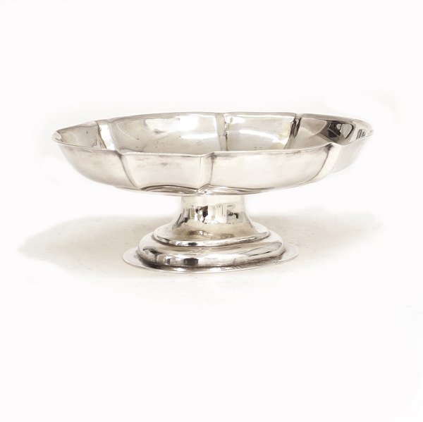 Niels Jo(h)nsen, Copenhagen, 1705-57: A small sugar tray, silver. H: 5,3cm. L: 
14,5cm. W: 135gr