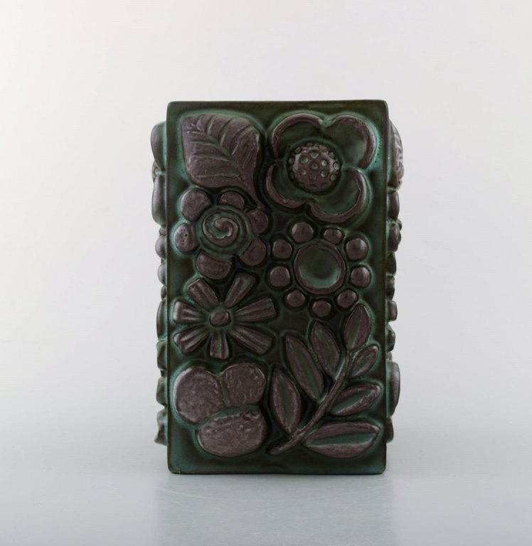 Berit Ternell for Upsala-Ekeby. Keramik vase med blomster i relief. 
