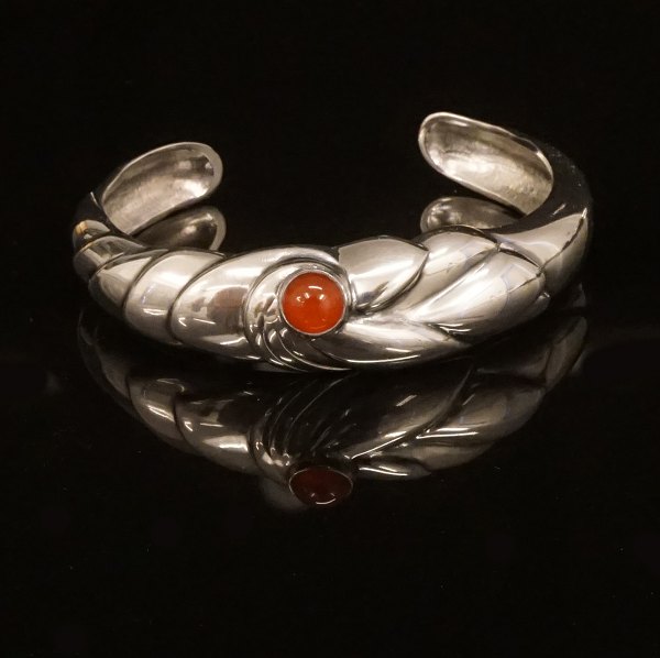 Ole Kortzau für Georg Jensen: Armring, Sterlingsilber. #360. Grösse innen: 
5,7cm. G: 42gr