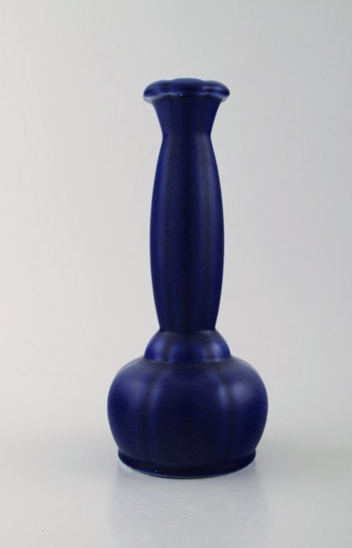 Wilhelm Kåge for Gustavsberg. Sjælden vase med smuk glasur i dyb blå nuancer. 
Dateret 1930.