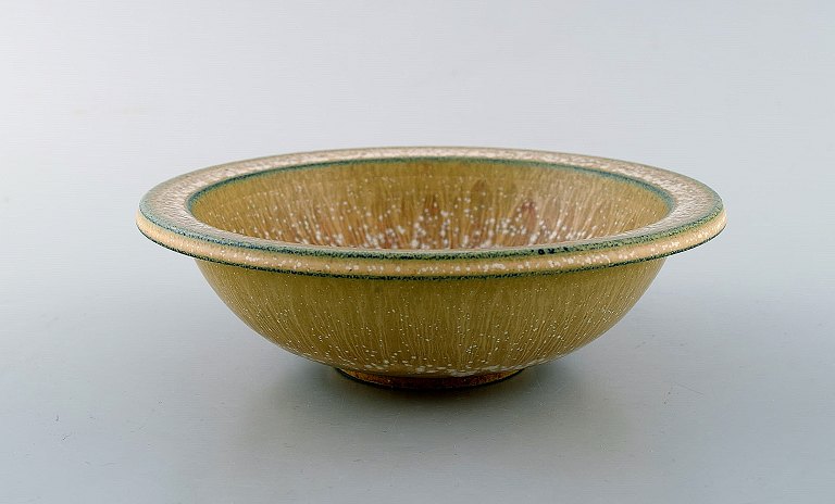 Gunnar Nylund for Rørstrand / Rorstrand. Bowl in glazed ceramics. Beautiful 
eggshell glaze in yellow / brown shades.