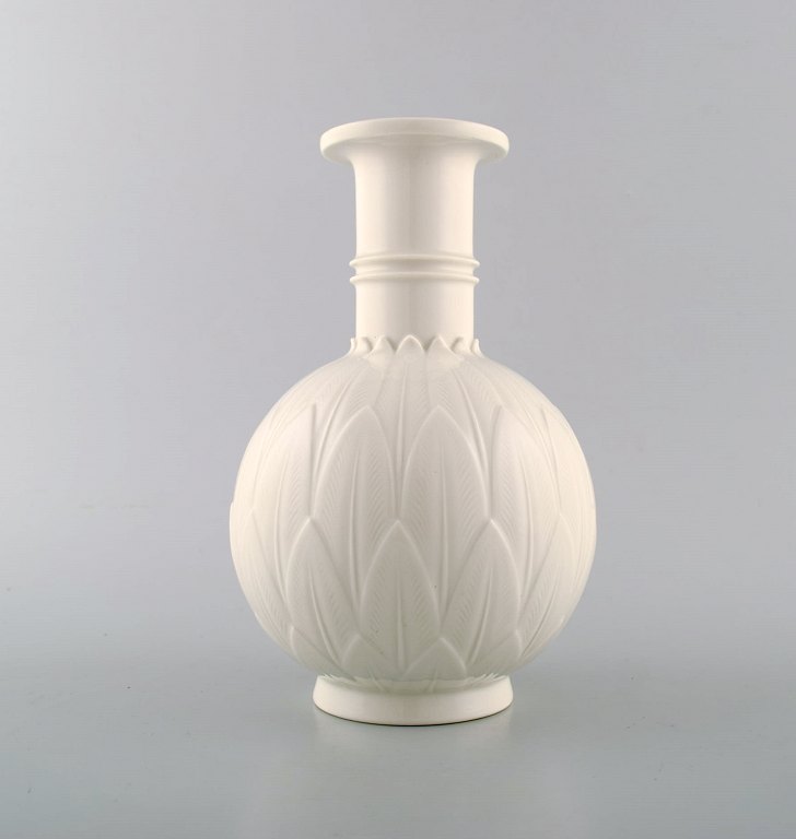 Arno Malinowski for Royal Copenhagen. 
Vase af blanc de chine porcelæn