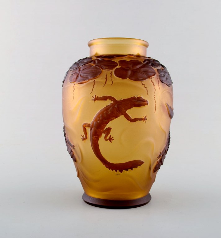 Art glass vase in art nouveau style decorated with salamanders. 20th century.