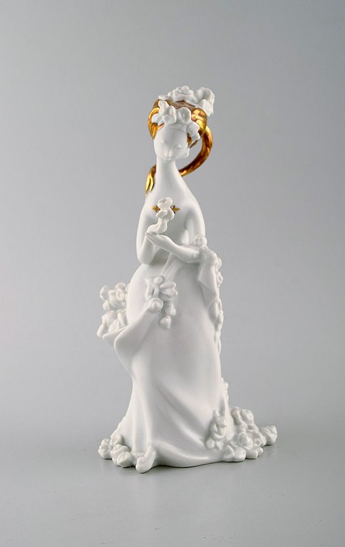 Bjørn Wiinblad for Rosenthal. Sjælden Porcelæn / blanc de chine figur med 
gulddekoration. Pige med blomster. 1980