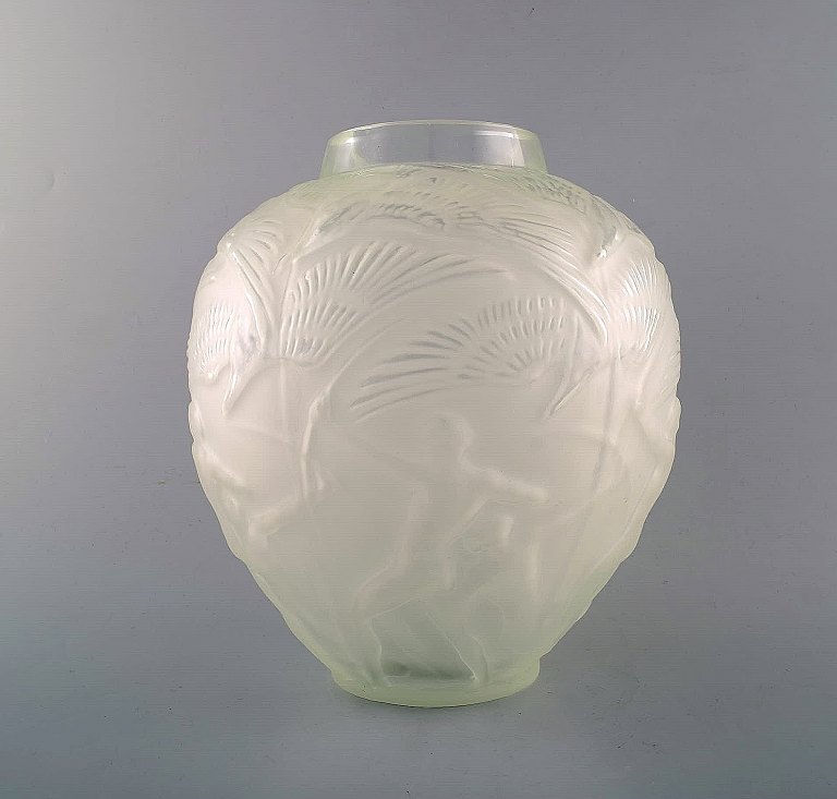 Stor René Lalique art deco vase i kunstglas med junglemotiv. 1930