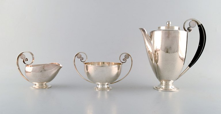 Johan Rohde for Georg Jensen. "Schilling" kaffesæt i sterlingsølv med hank af 
ibenholt. Dateret 1933-1944.