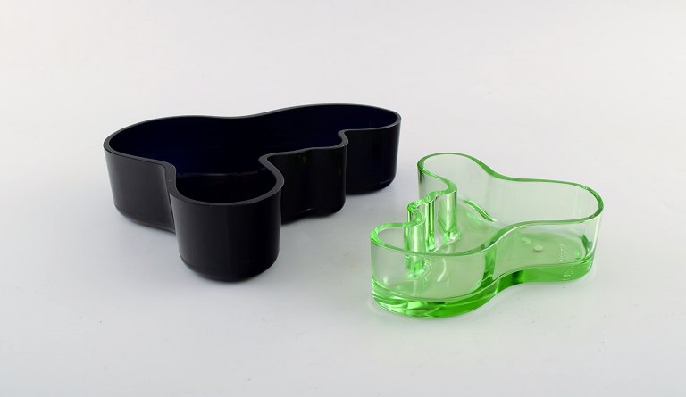 Alvar Aalto for Iittala. To skåle i grønt og sort kunstglas. Høj kvalitet, sent 
1900-tallet.