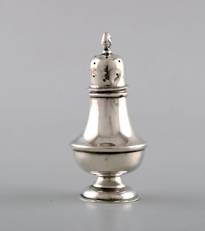 English pepper shaker in silver. Late 19th century. From large private 
collection. 
