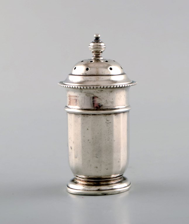 English pepper shaker in silver. Late 19th century. From large private 
collection. 
