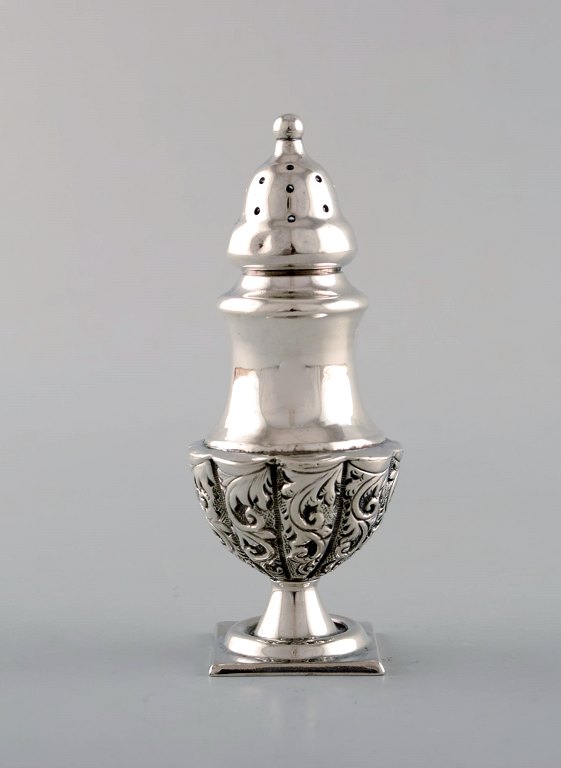 English pepper shaker in silver. Late 19th century. From large private 
collection. 
