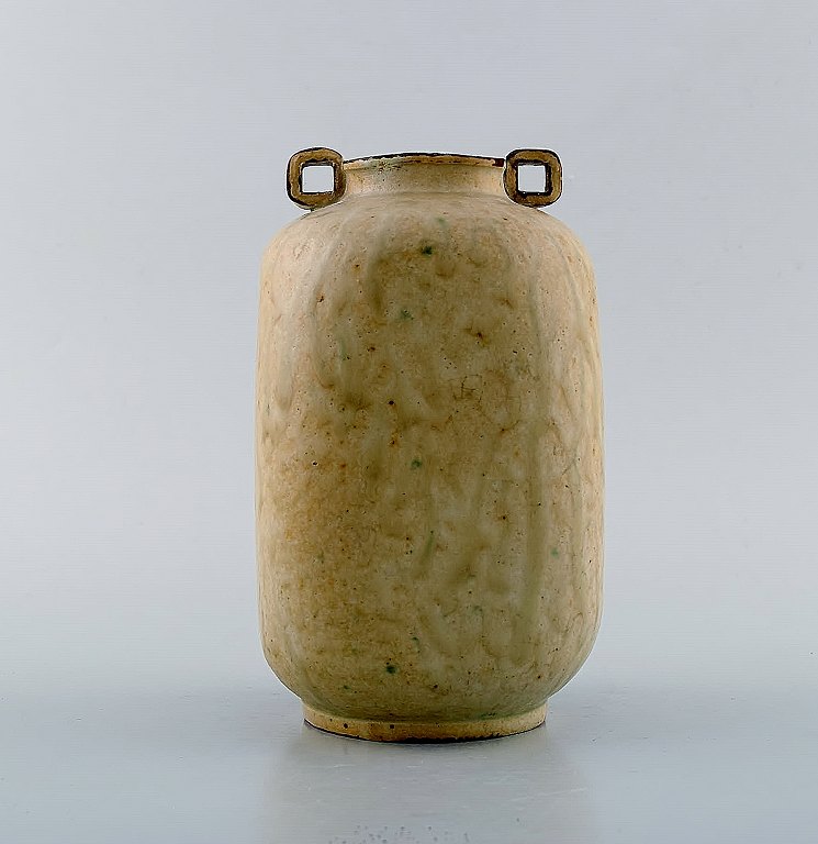 Arne Bang. Ceramic vase with square corpus with two small angled handles. 
Beautiful glaze in light earth tones. Model number 121. The model was 
manufactured from 1935-40.