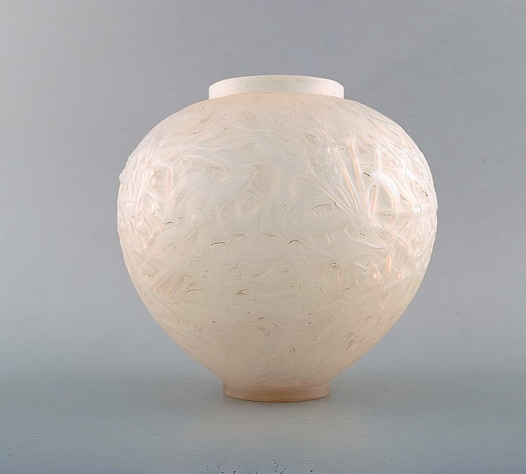 Tidlig René Lalique "Gui" vase i kunstglas glas med mistelten i relief. 
Modelnummer 948. Før 1945.