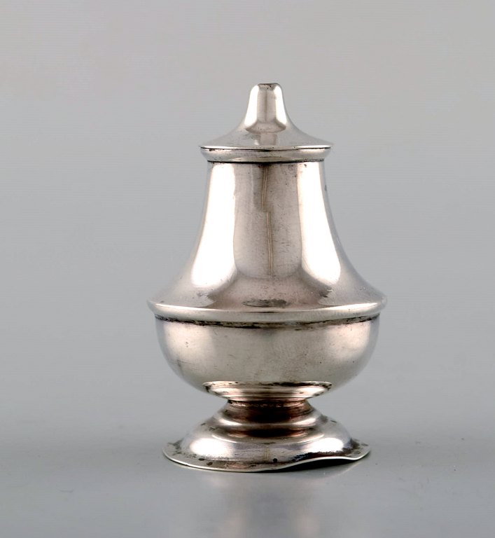 English pepper shaker in silver. Late 19th century. From large private 
collection. 
