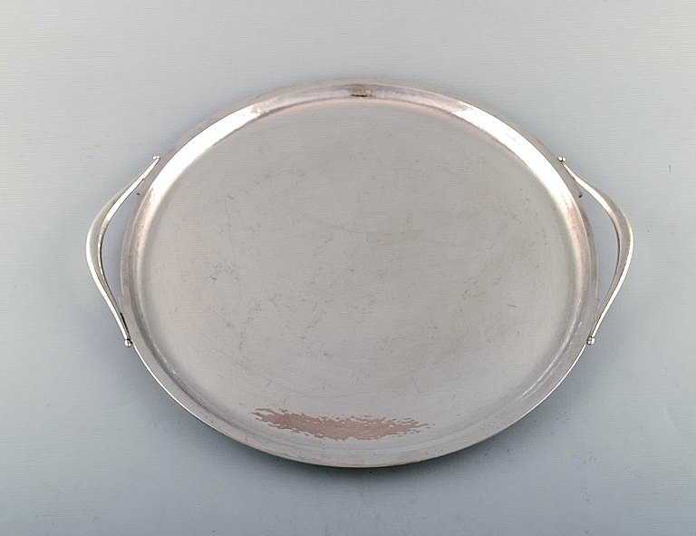 Harald Nielsen for Georg Jensen. Stor art deco serveringsbakke i hammerslået 
sterlingsølv. Modelnummer 847.