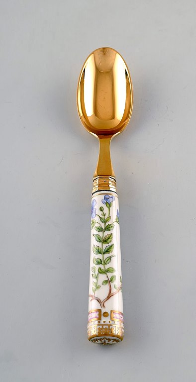 Georg Jensen for Royal Copenhagen. "Flora Danica" spiseske af forgyldt 
sterlingsølv. Skafte af porcelæn dekoreret i farver og guld med blomster.