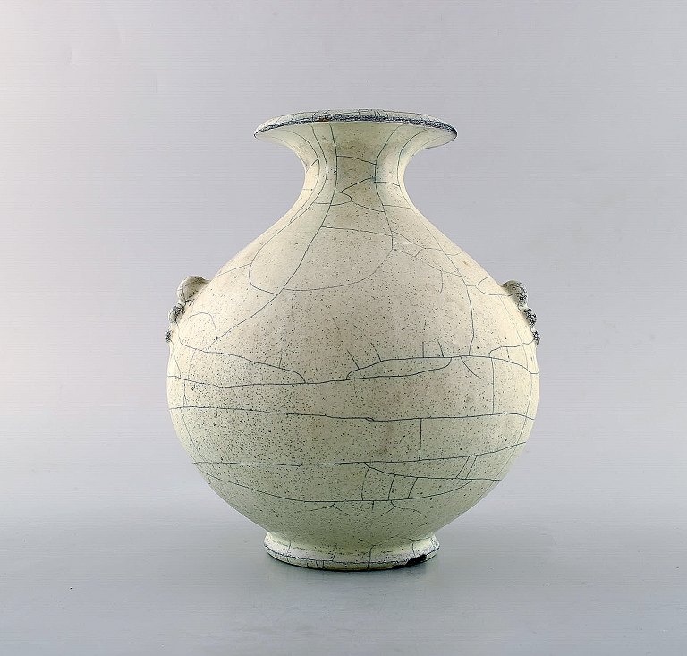 Svend Hammershøi for Kähler, HAK. Vase i glaseret stentøj. Smuk gråsort 
dobbeltglasur. 1930