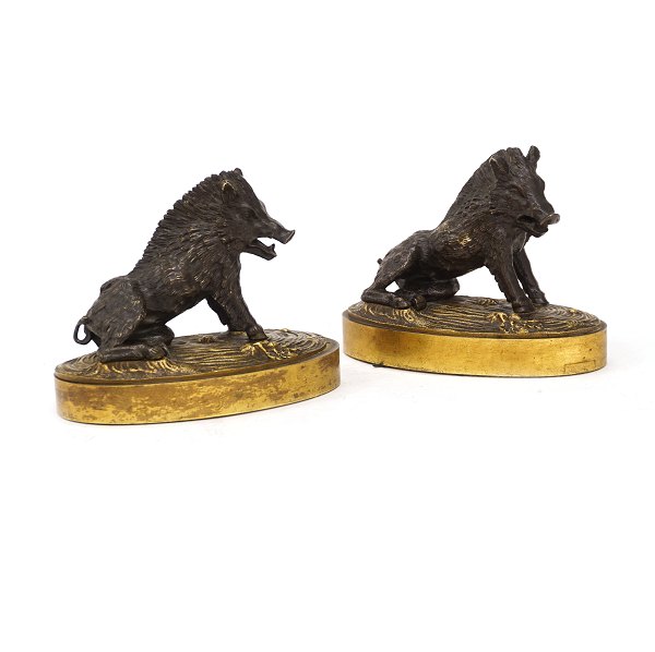 Et par delvist forgyldte bronzefigurer i form af vildsvin. Italien 2. halvdel af 
1800-tallet. H: 10,5cm. L: 14,5cm