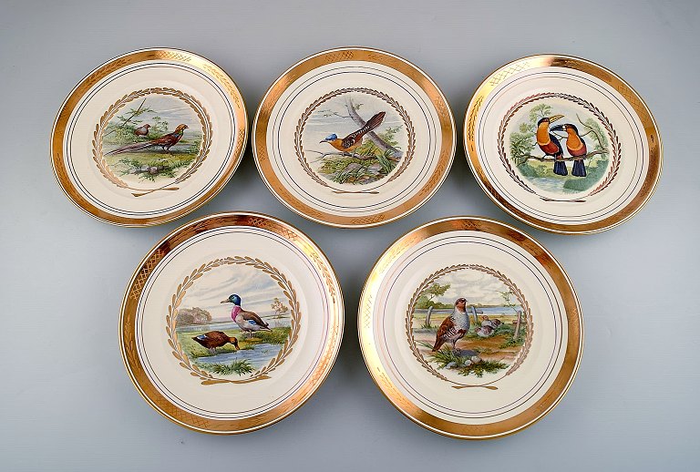 Royal Copenhagen. Set of five large dinner / decoration plates with hand painted 
bird motifs. Dated 1960.